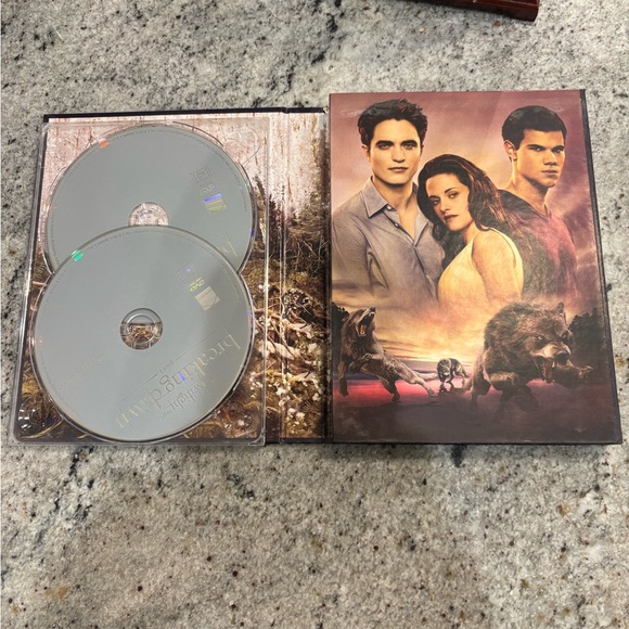 Limited Edition Twilight Saga Breaking Dawn Part 1 DVD w/ Authentic Prop Flower - Picture 2 of 9